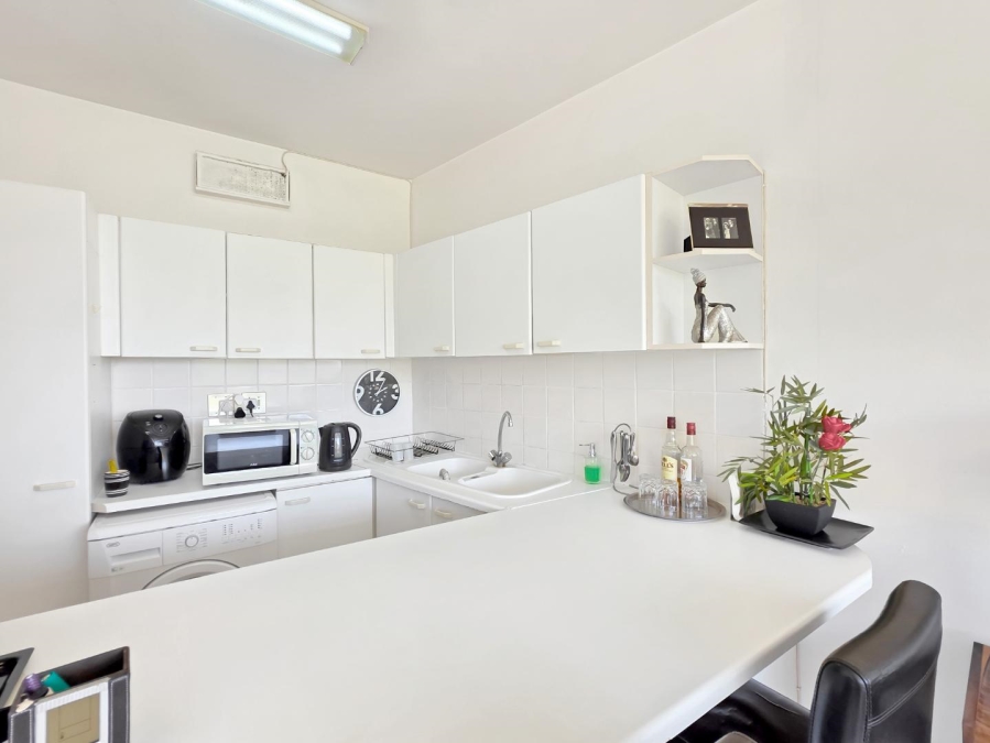 1 Bedroom Property for Sale in Vredehoek Western Cape